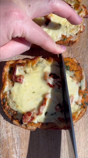 Sundried Tomato and Cheese Pizza Toast | alicelovesbreakfast