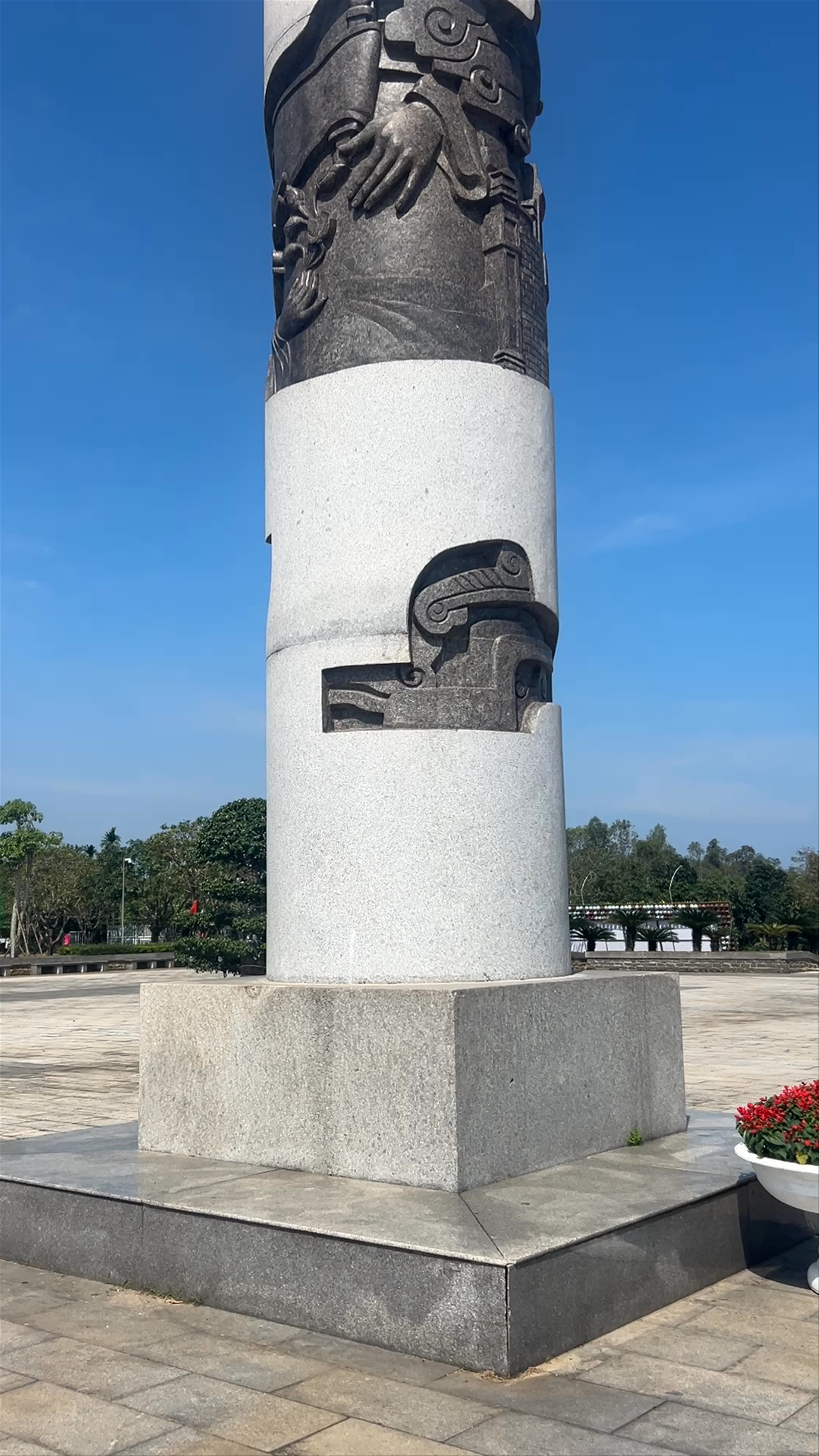 TƯỢNG ĐÀI MẸ THỨ