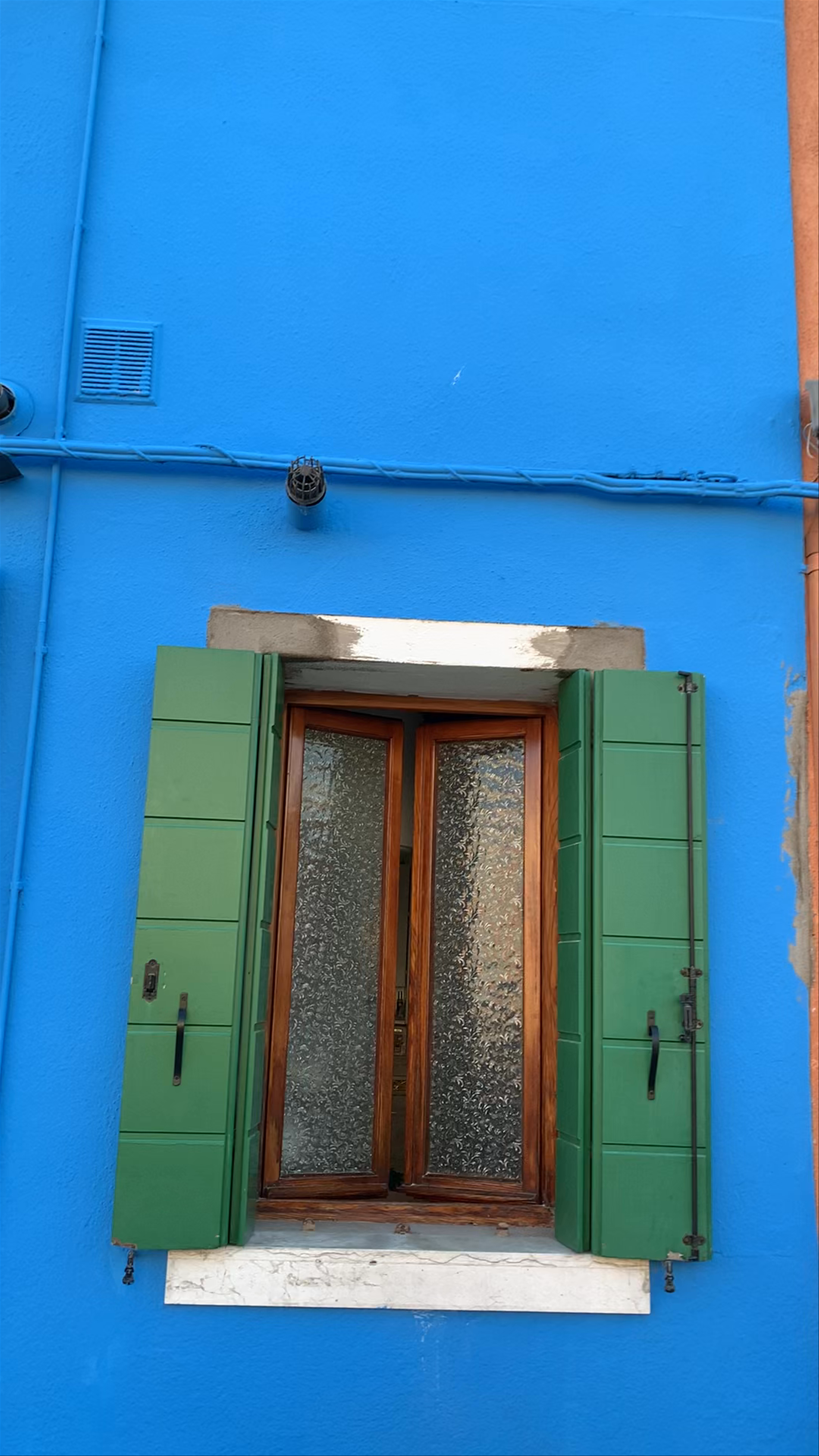 Discover Burano: Vibrant Colors and Canal-side Charm in Venice