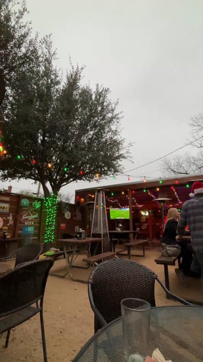 Antebellum Ale House - The guitar playing background is so amazing thanks thanks thanks - Beer, Wine & Spirits Near Me - Weatherford, Texas