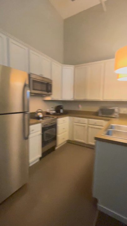 The Inn On Whitworth - Kitchen / Living Room - Hotels Near Me - Brookhaven, Mississippi