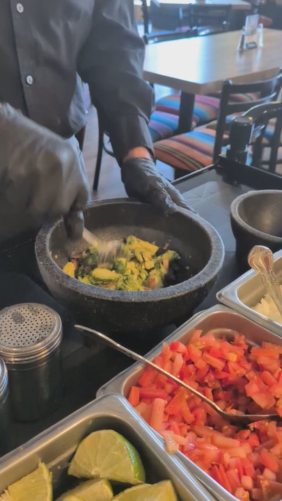 El Mezcalito - Guacamole echo por Ramiro - Mexican Near Me - Rancho Cucamonga, California