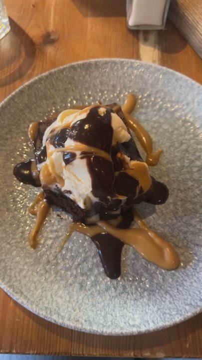 Bella Italia - Brownie dessert with vanilla gelato - Italian Near Me - London, XGL