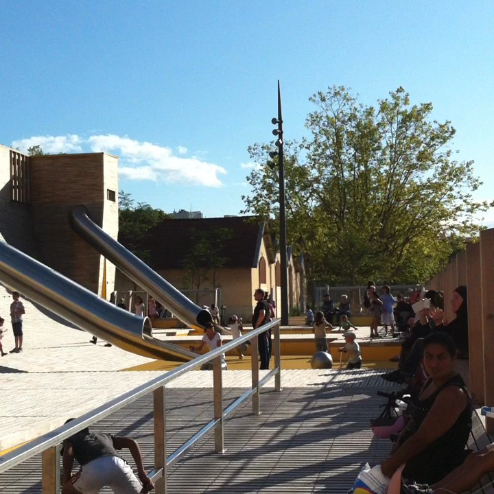 Parc Sergent Blandan - Le mur multi activités pour enfants de 2 à 12ans, avec des enfants dedans :) - Playgrounds Near Me - Lyon, 69