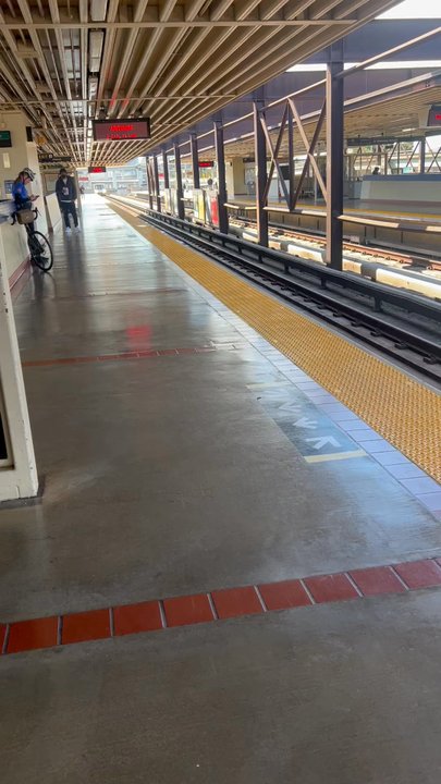 BART - MacArthur Station - 8 car Antioch train arrives at MacArthur - Train Stations Near Me - Oakland, California