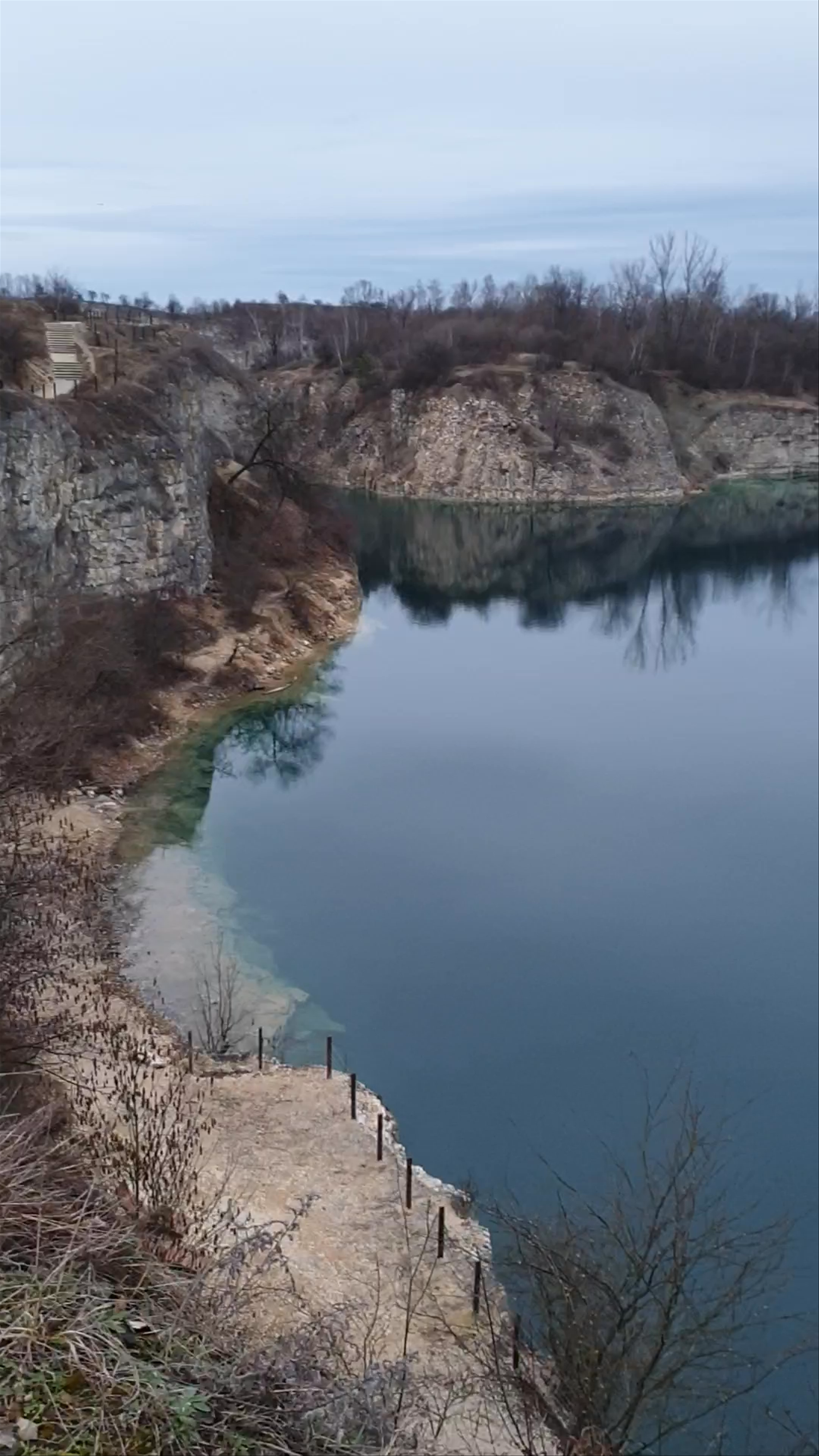 Punkt widokowy Zakrzówek: Serene Overlook in Kraków's Natural Quarry
