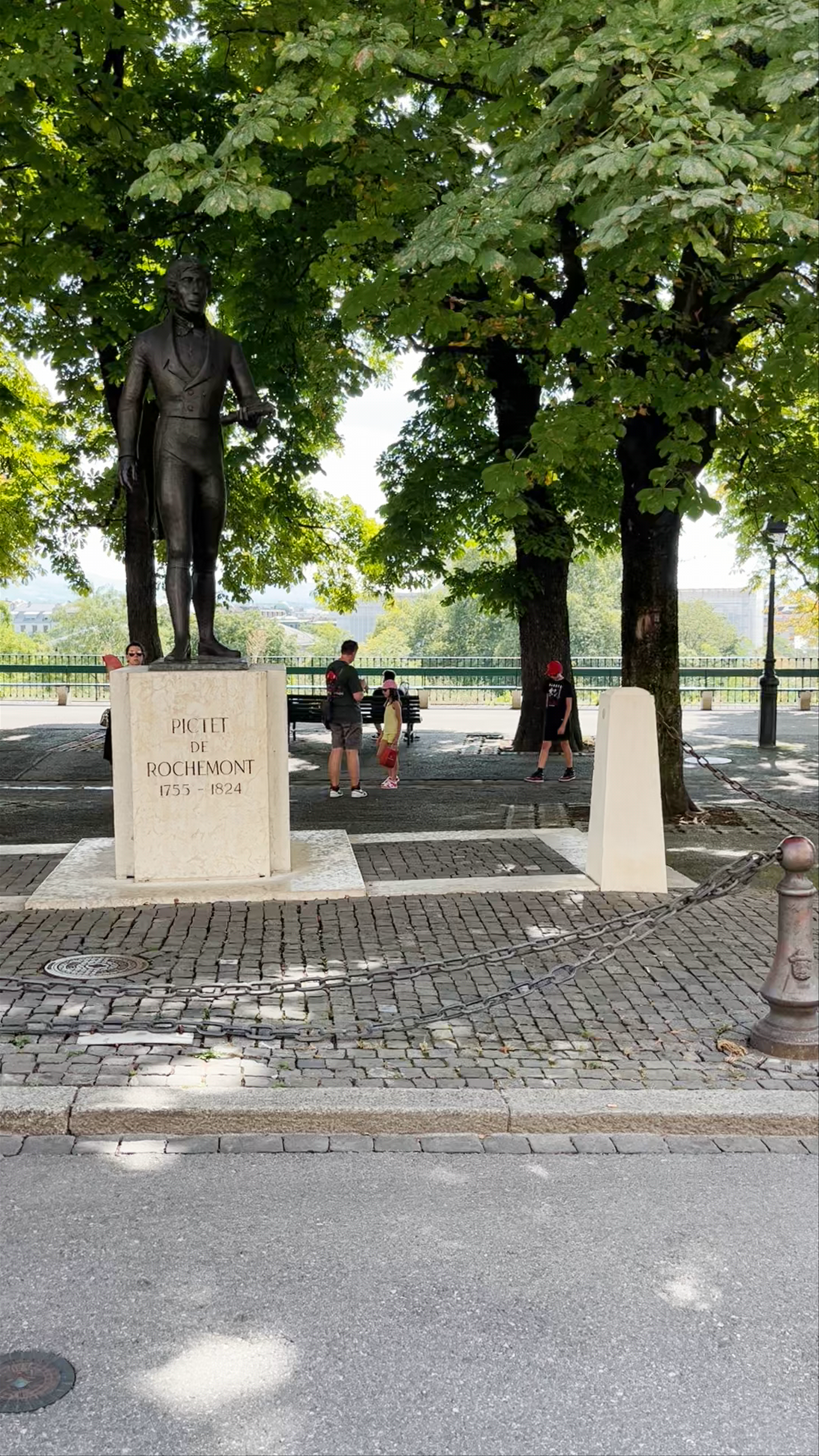 Statue de Pictet de Rochemont: Historic Serenity at Promenade de la Treille, Geneva