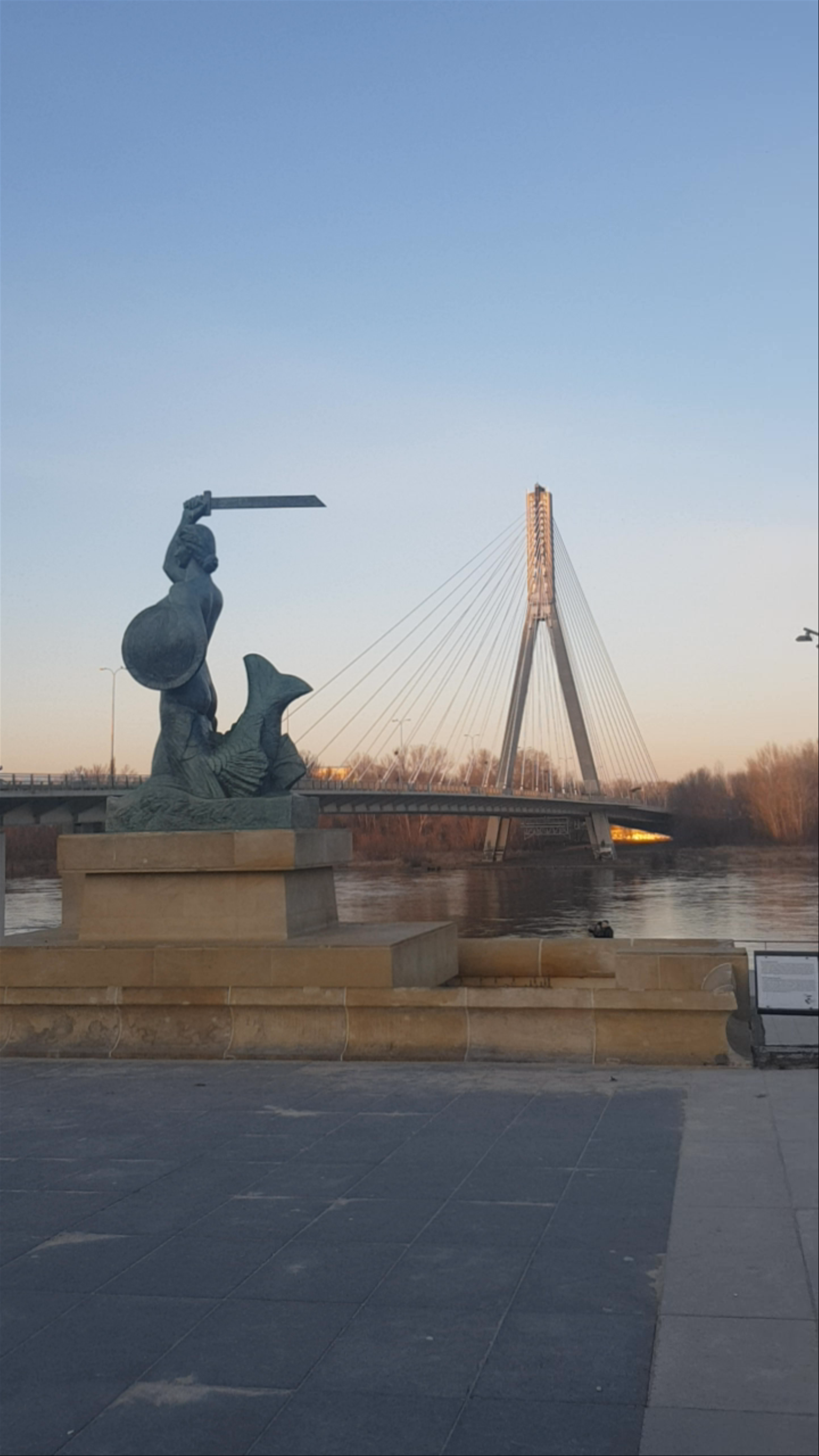 Pomnik Syreny: The Fierce Mermaid Guardian of Warsaw