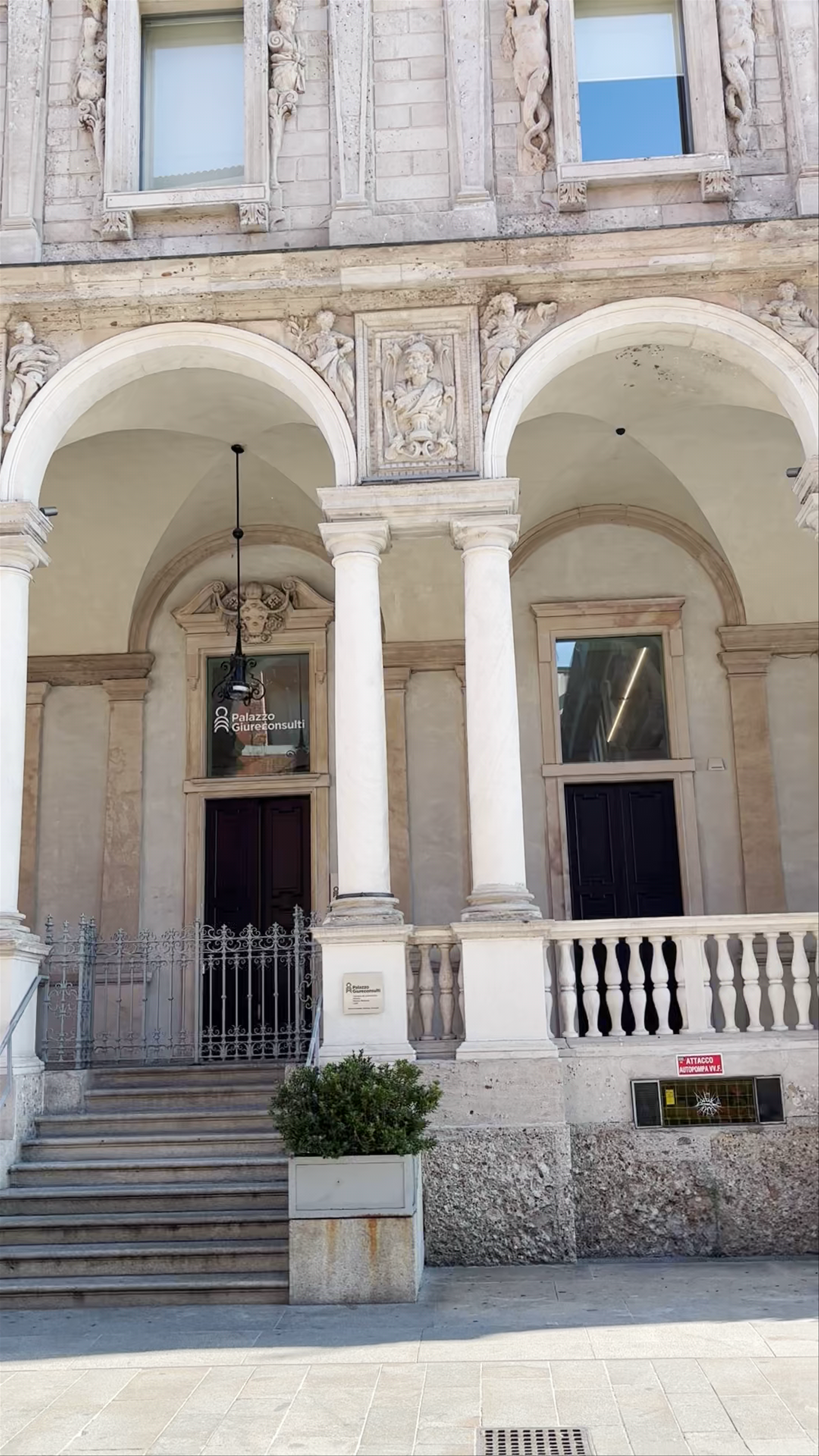 Palazzo dei Giureconsulti: Historic Elegance in Milan’s Heart