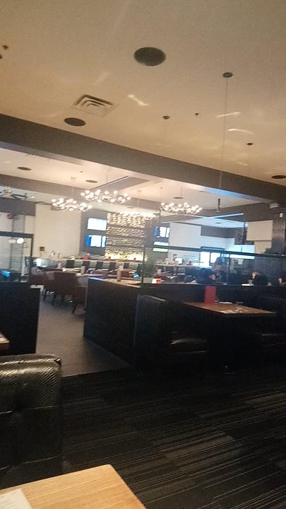 Earls Kitchen + Bar - Beautiful space - Canadian (New) Near Me - Richmond, British Columbia