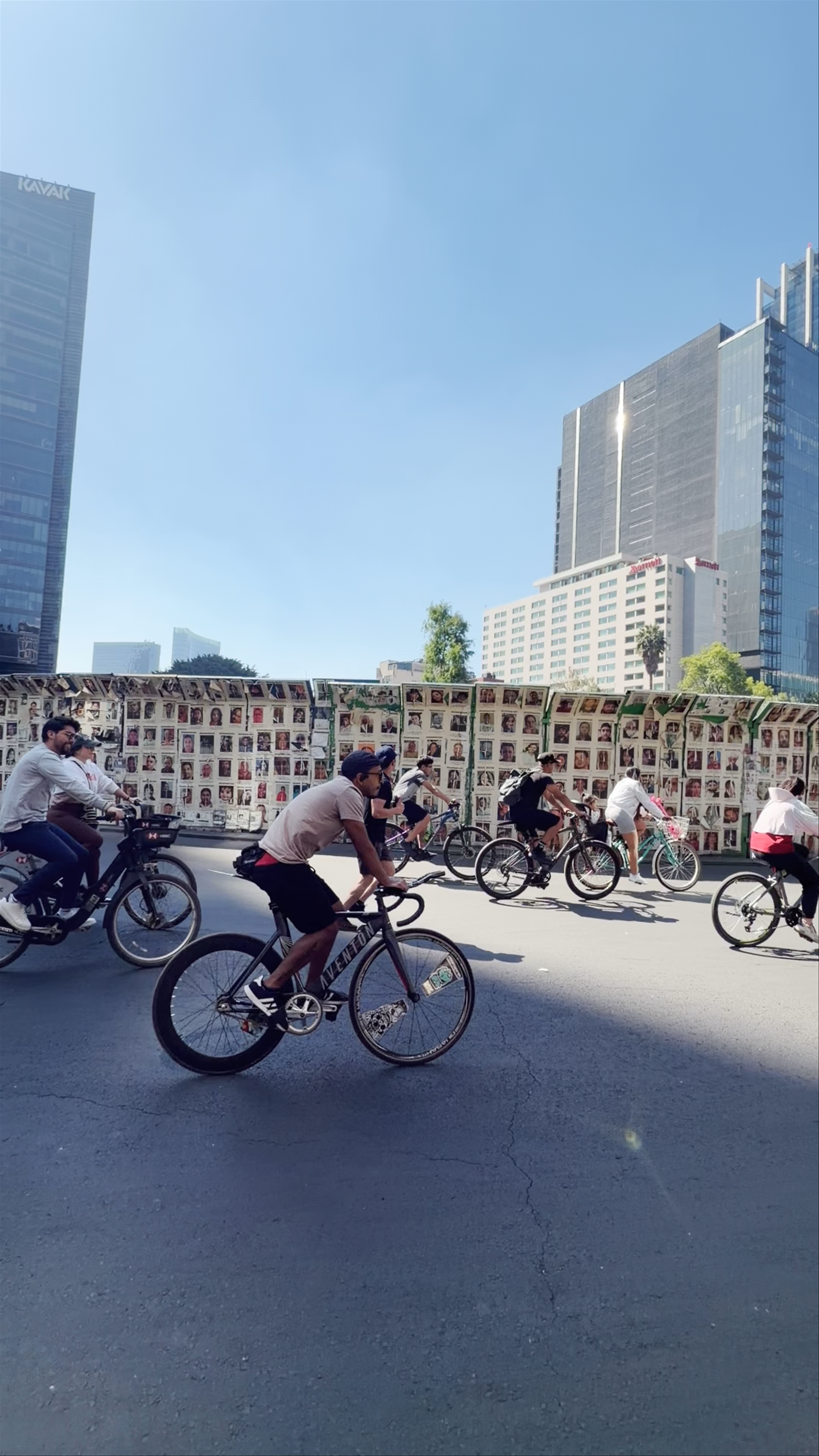 Ángel de la Independencia - Vibrant City Life in Mexico City