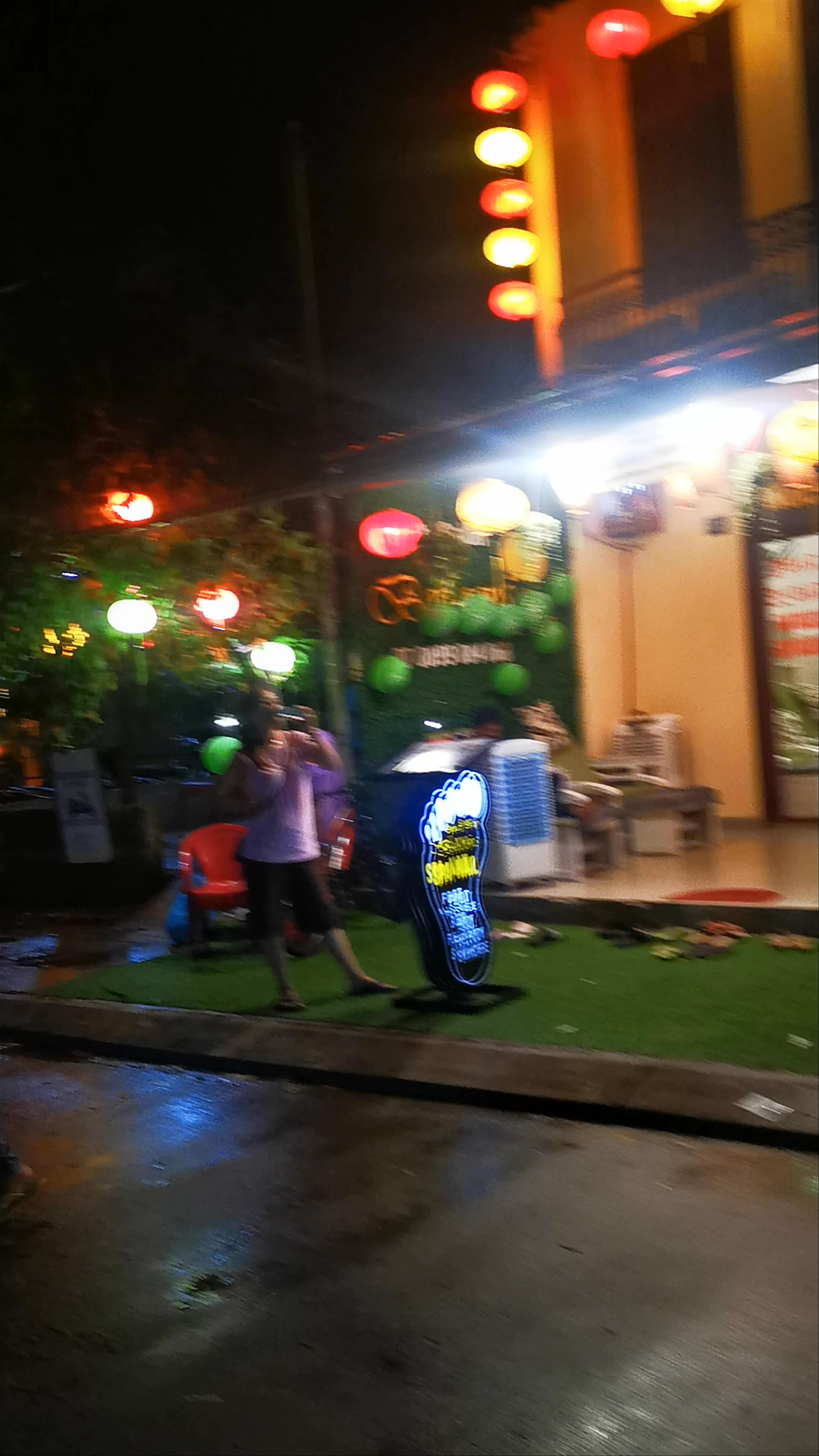 Hội An Night Market: Lanterns and Lively Streets at Dusk
