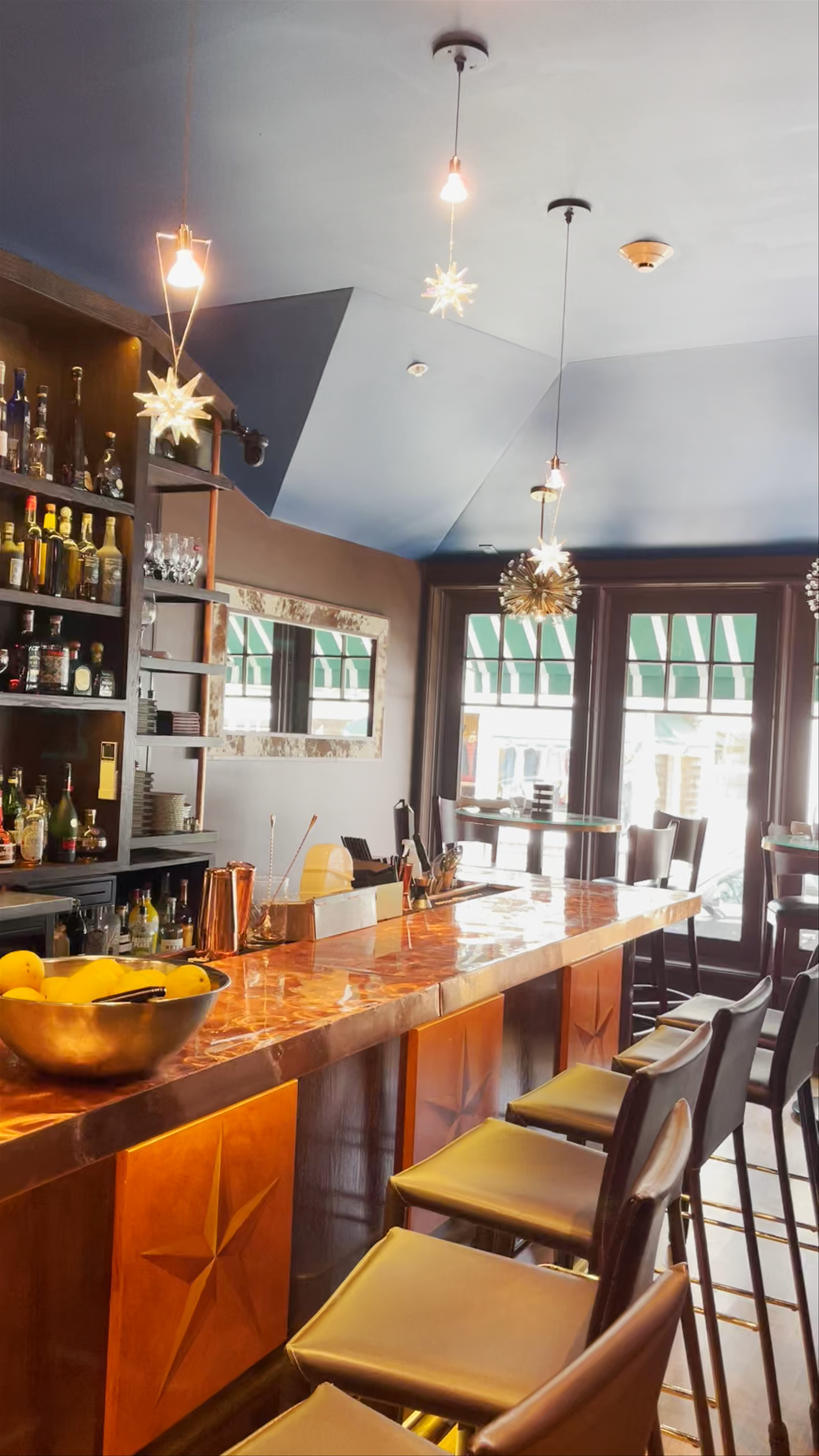L’étoile Restaurant: Elegant Bar Atmosphere in Edgartown