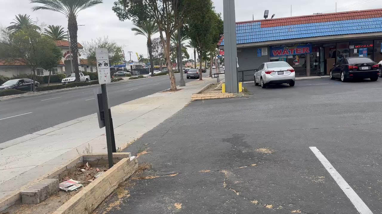 POPs Laundromat - Plenty of parking spaces with Starbucks right next door! - Laundromat Near Me - South Gate, California