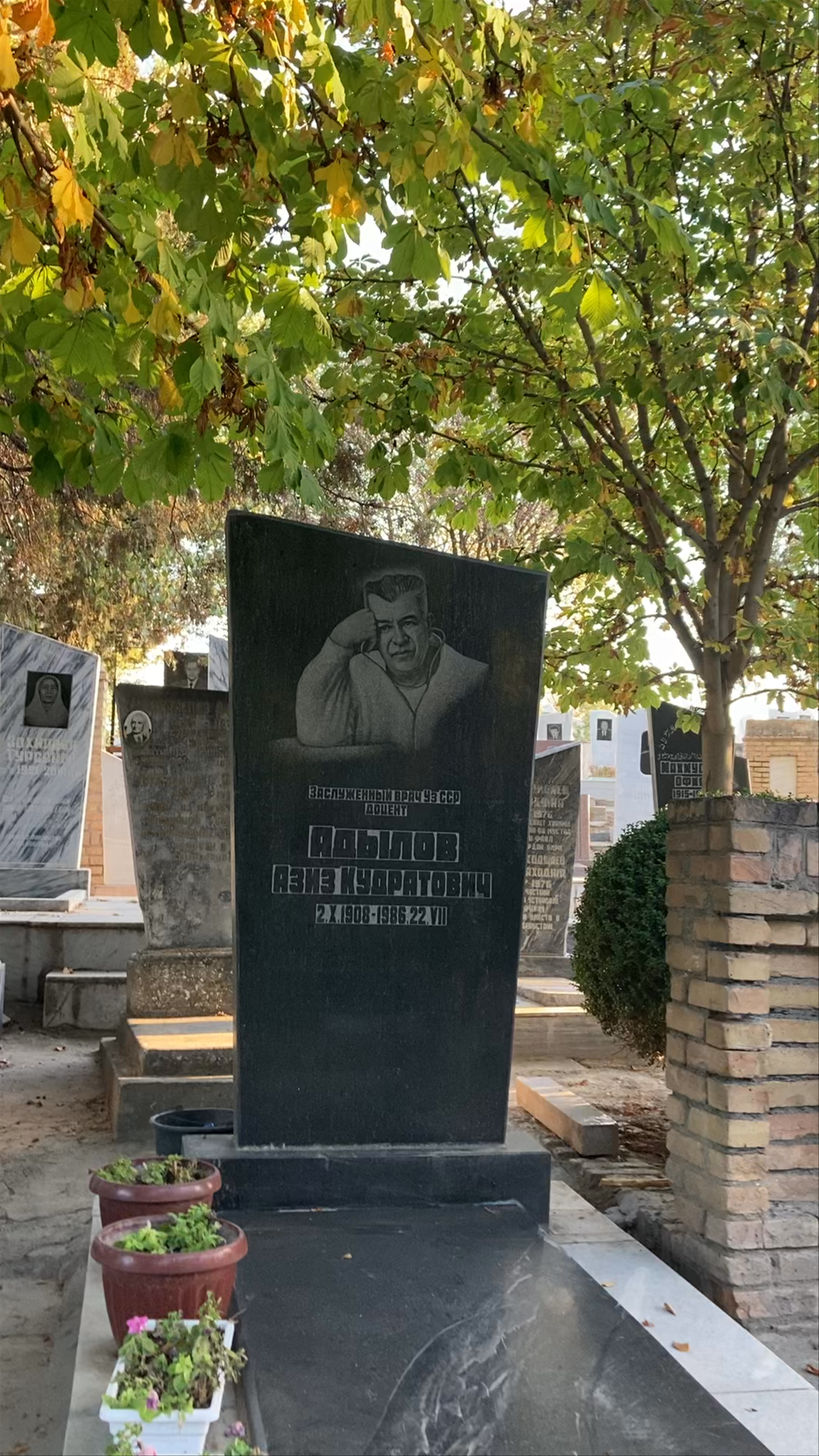 Shahi Zinda Elite Cemetery (Элитная часть кладбища Шахи-Зинда)