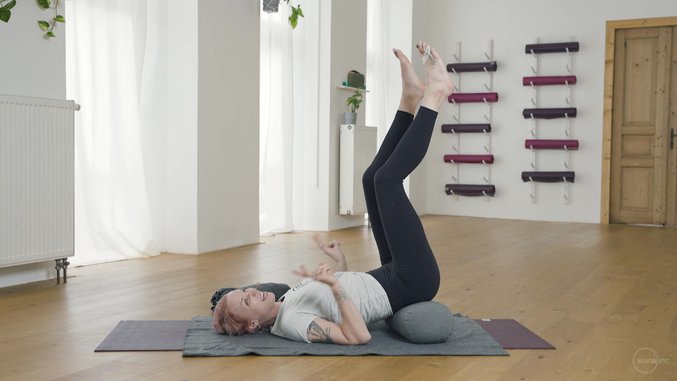 A few Gentle Pre/Post Natal Yoga Poses with Lisa
