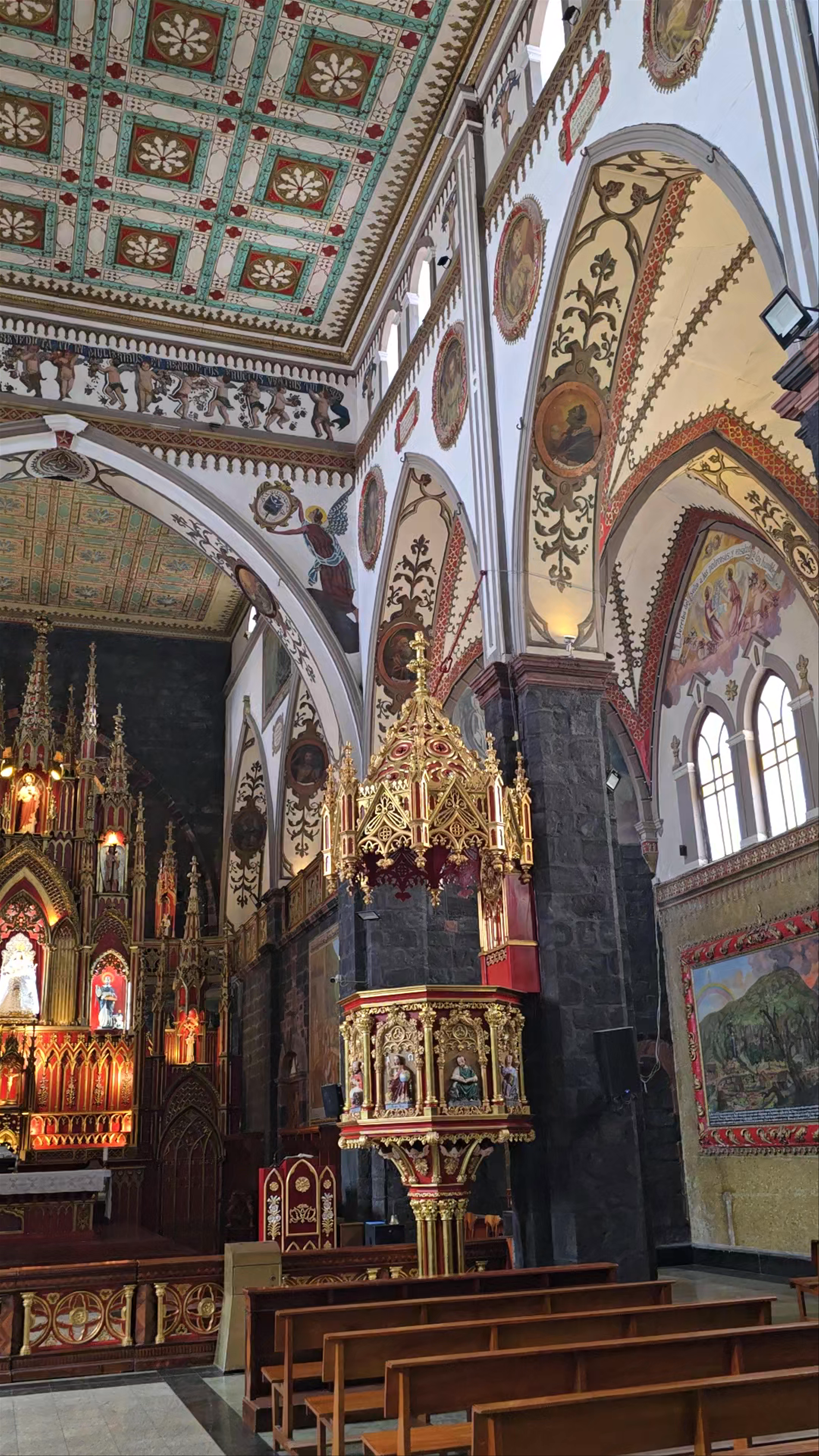 Santuario y Basílica Católica Nuestra Señora del Rosario de Agua Santa de Baños