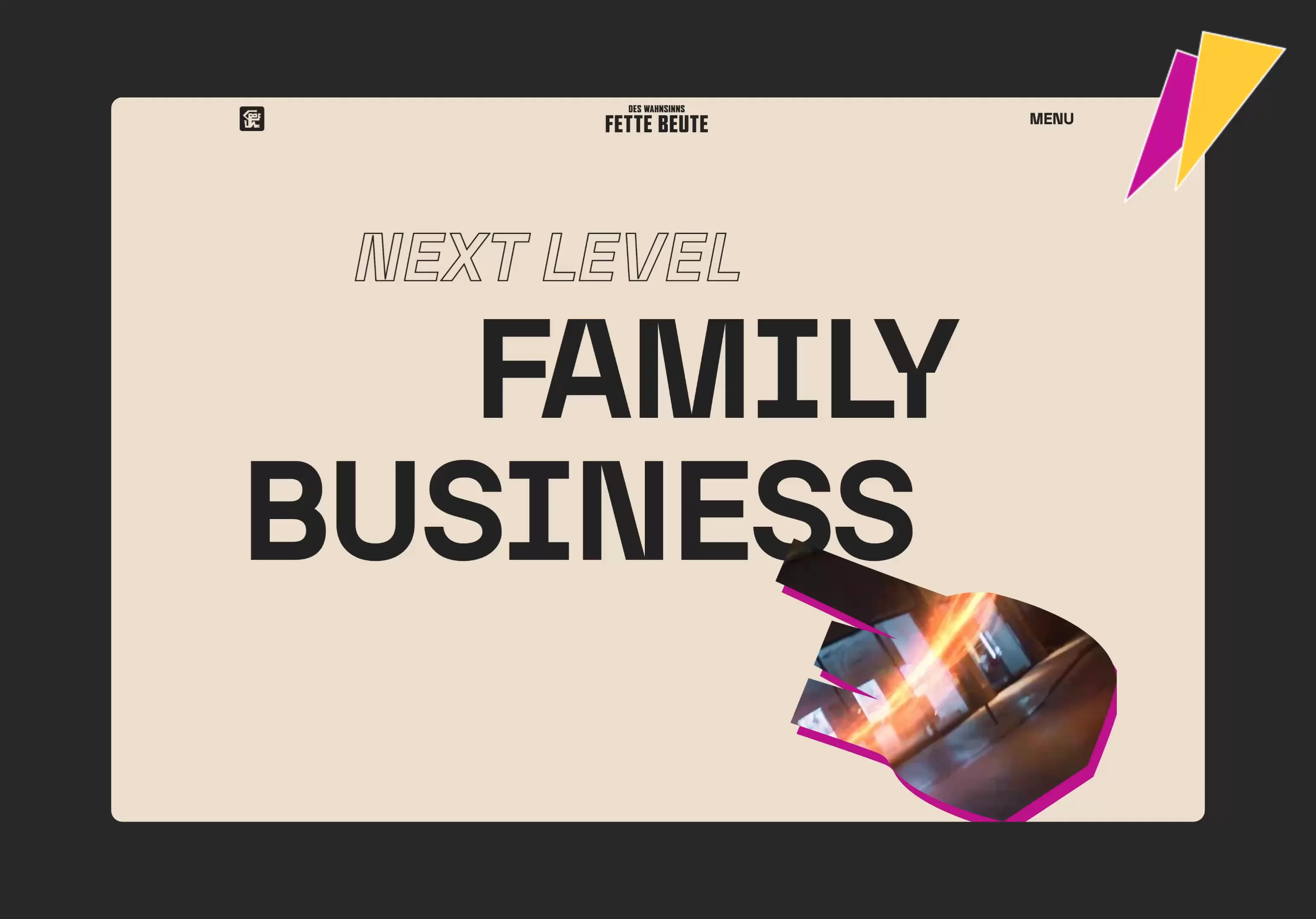 Website von DES WAHNSINNS FETTE BEUTE, bei der Hypercode die Frontend-Entwicklung übernommen hat: Prägnante, übergroße Typografie trifft auf eine unkonventionelle Videobühne, bei der sich eine grafische Handform dynamisch in ein Bewegtbild morpht. Großzügige Layouts, klare Kontraste und fließende Animationen sorgen für eine selbstbewusste, markante Markeninszenierung mit hohem Wiedererkennungswert. | Hypercode, Digital Product Studio, Köln