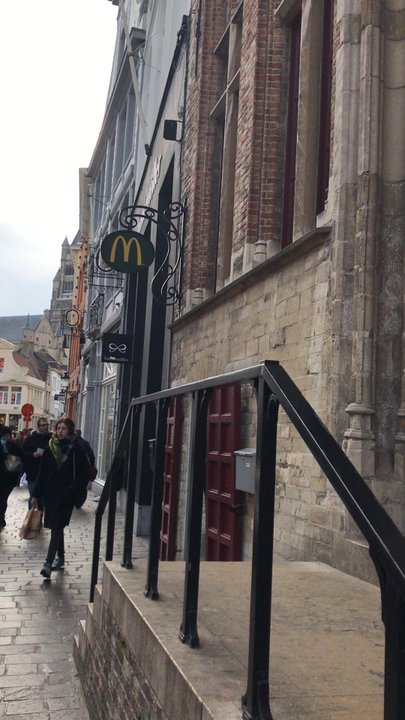 McDonald's - So many people - Fast Food Near Me - Bruges, VWV