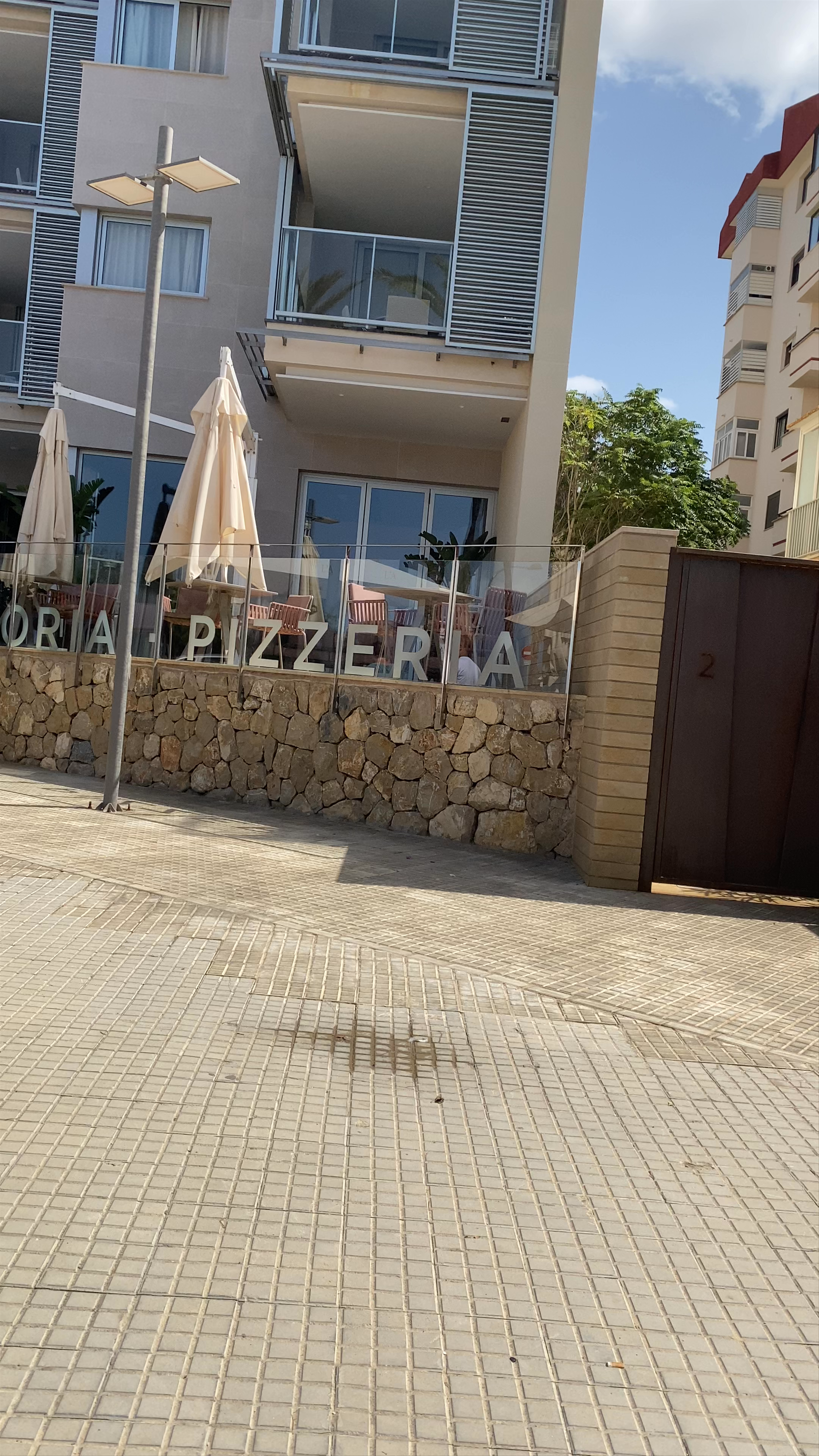 Sunny Outdoor Dining at Restaurante L' A by L'Arcada in Palma, Spain