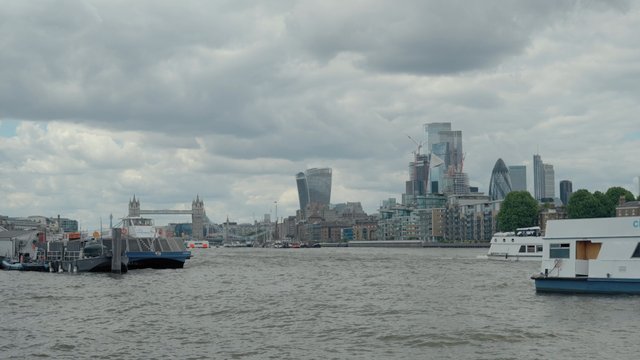 Yate navegando por el río Támesis en Londres