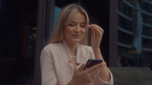 Mujer sonriente con un teléfono inteligente