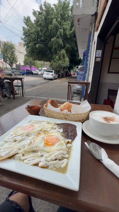 Café de Raíz - Chilaquiles con latte sin sabor. - Cafeteria Near Me - México, D.F., DIF