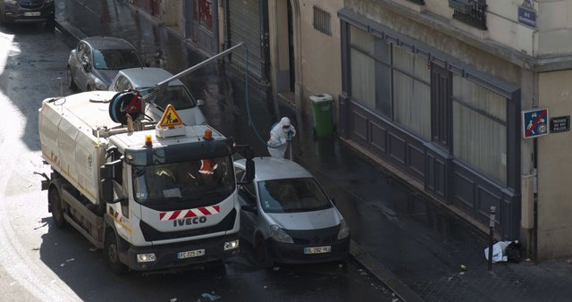 Cleaning the streets of Paris