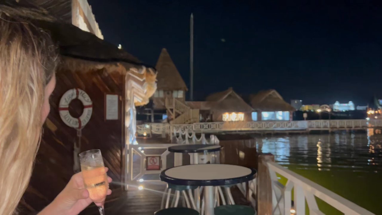 Lorenzillo's - Gorgeous patio and waterfall - Seafood Near Me - Cancún, ROO