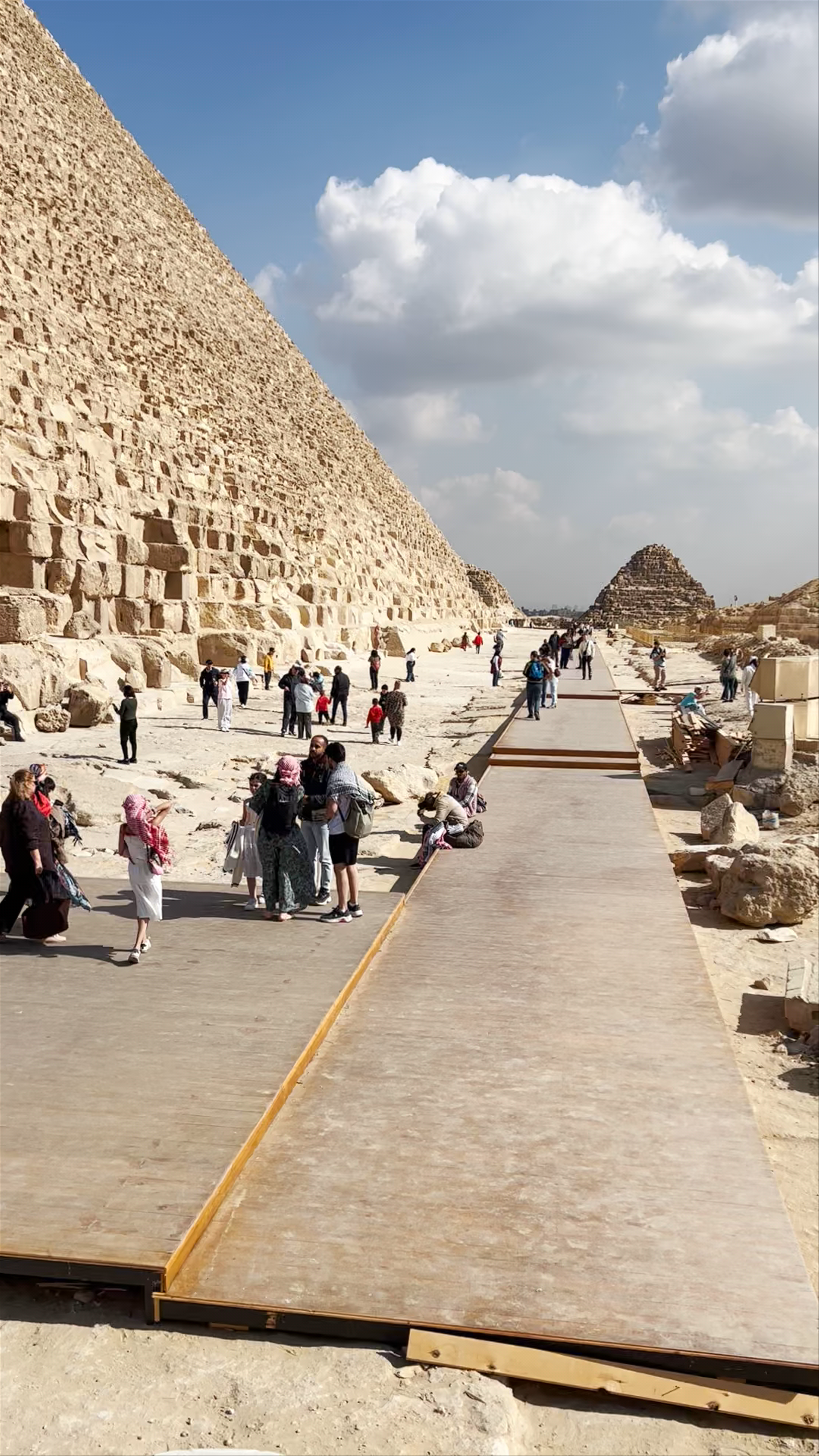 Exploring the Majestic Pyramid of Khufu in Egypt