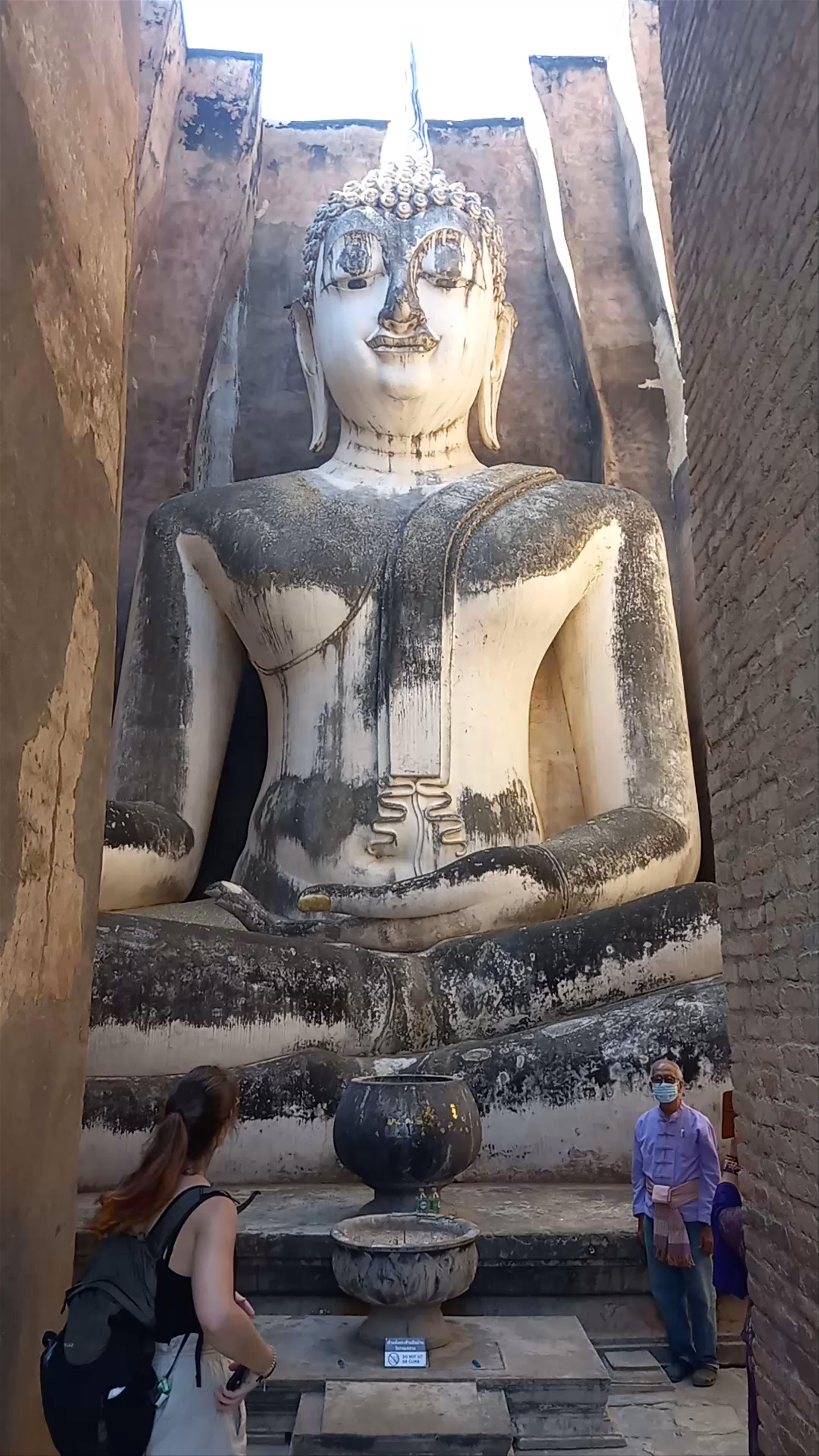 Wat Si Chum: Majestic Buddha in Sukhothai's Ancient City