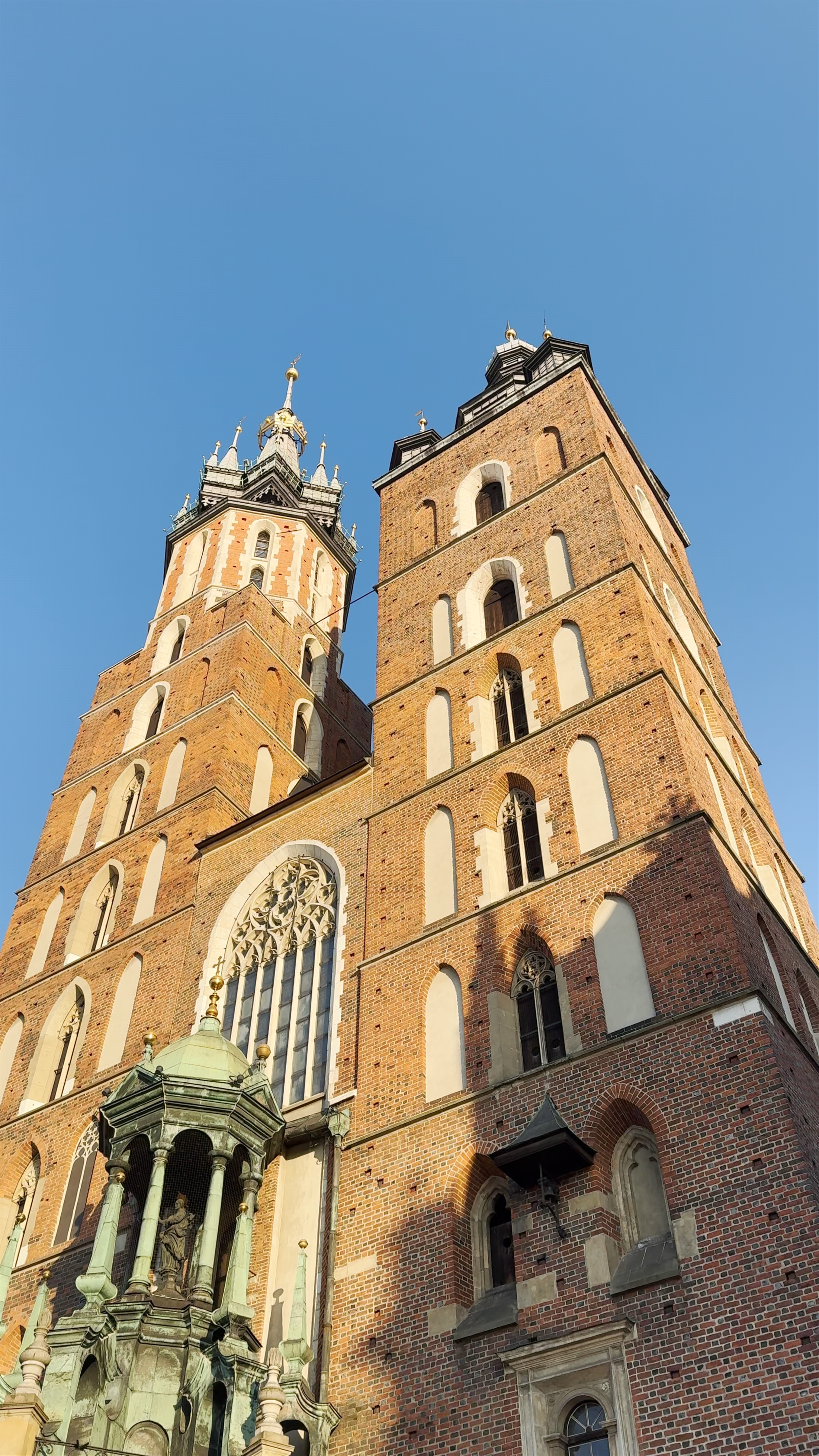 St. Mary's Basilica: Majestic Gothic Landmark in Kraków