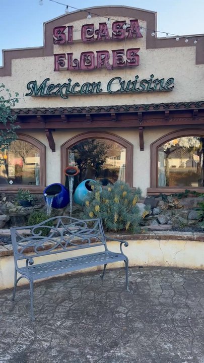 Si Casa Flores - Entrance and outdoor dining area. So lovely - Mexican Near Me - Grants Pass, Oregon