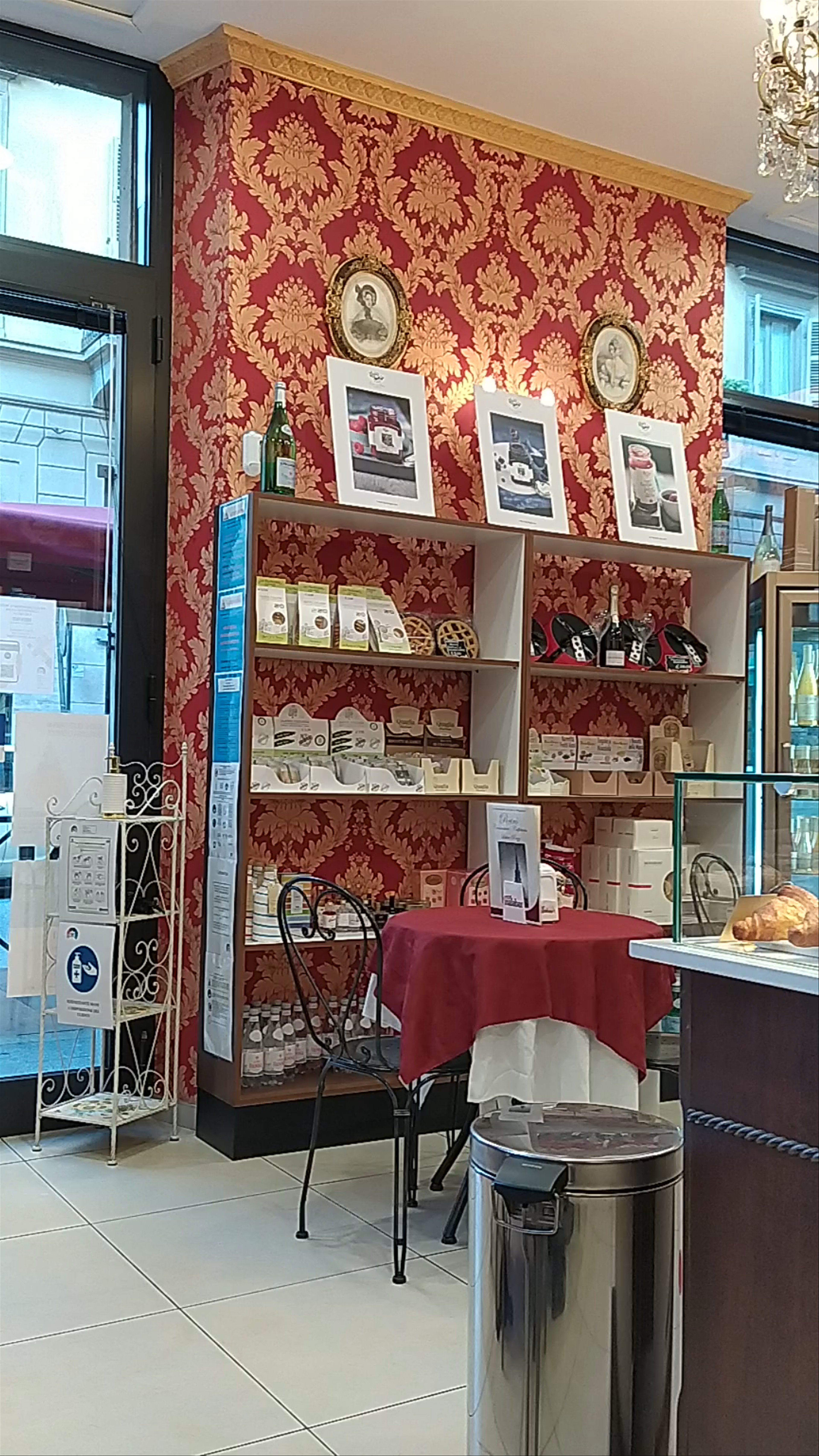 Caffetteria Croissanterie RETRO' - Elegant Turin Café Experience