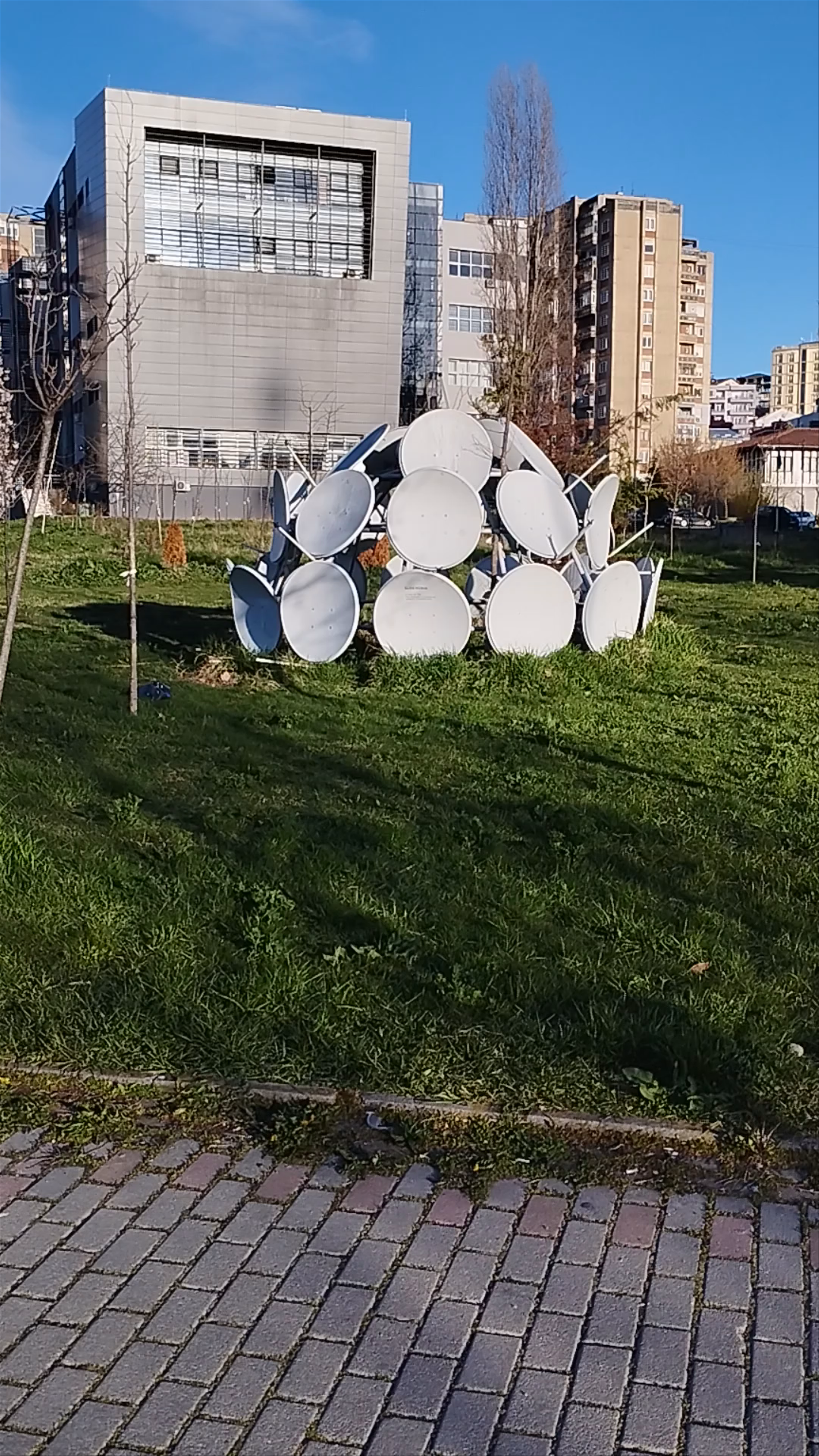 Biblioteca Nazionale Pjetër Bogdani: Modern Architecture and Urban Green in Pristina