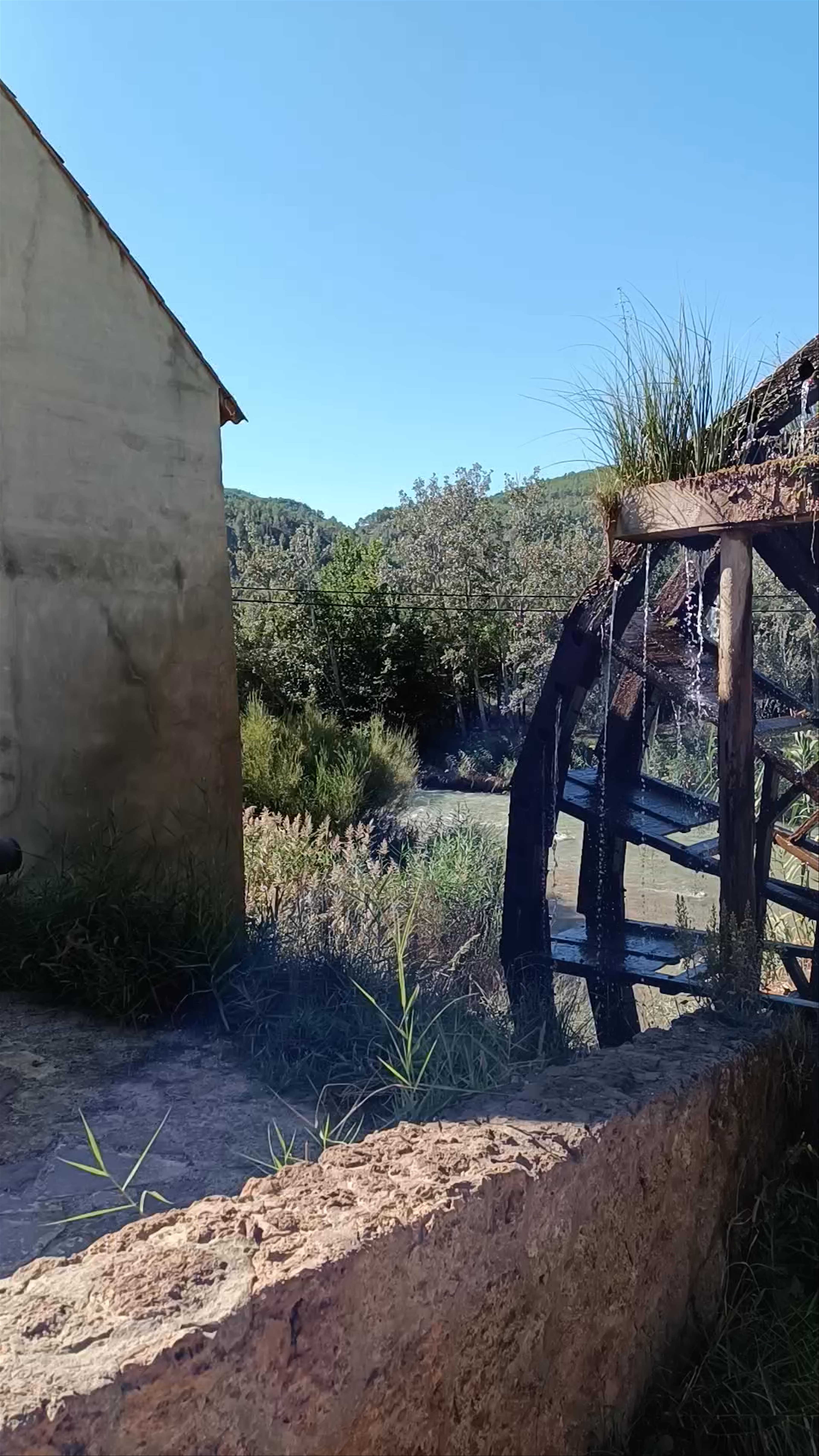 Noria hidráulica y zona de baño