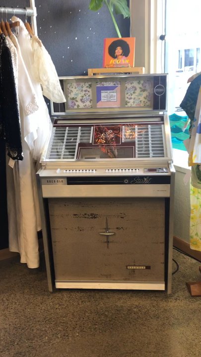 Psychic Sister - This jukebox works!  Vintage clothing. - Used, Vintage & Consignment Near Me - Olympia, Washington