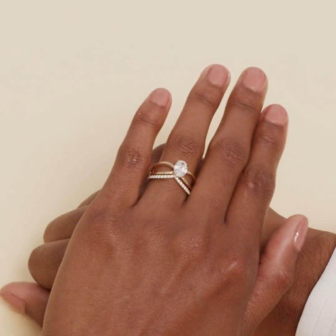 The Chevron Band | Round Brilliant | 18k | Yellow Gold | bandAccent: Pavé