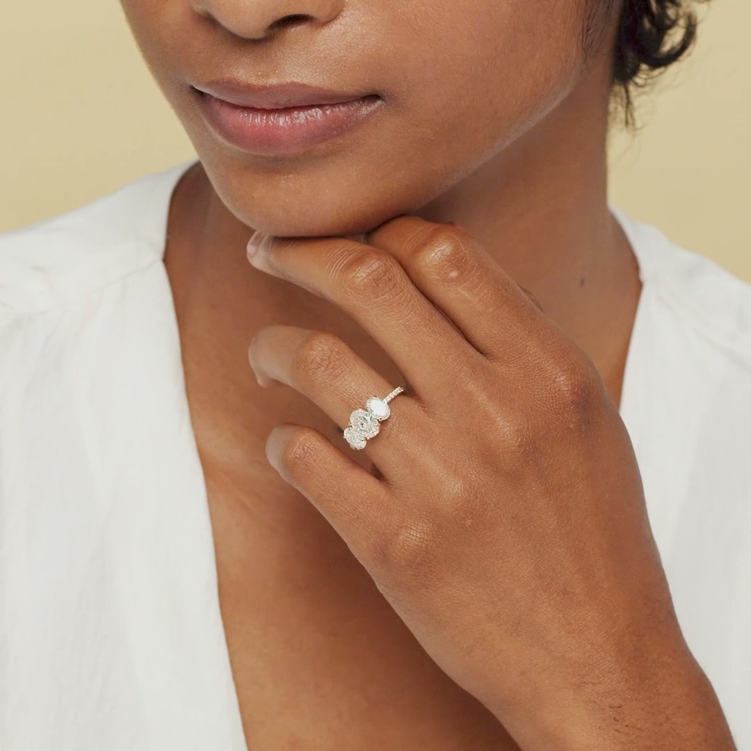 Three Stone | Oval | 18k | Weißgold | bandAccent: Mit Pavé-Besatz | sideStoneCarat: 0.50ct | sideStoneShape: Oval | diamondOrientation: vertical | caratWeight: other
