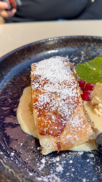 Restaurant Bellevue-Pinte - Dessert with a view - Swiss Food Near Me - Grindelwald, BE