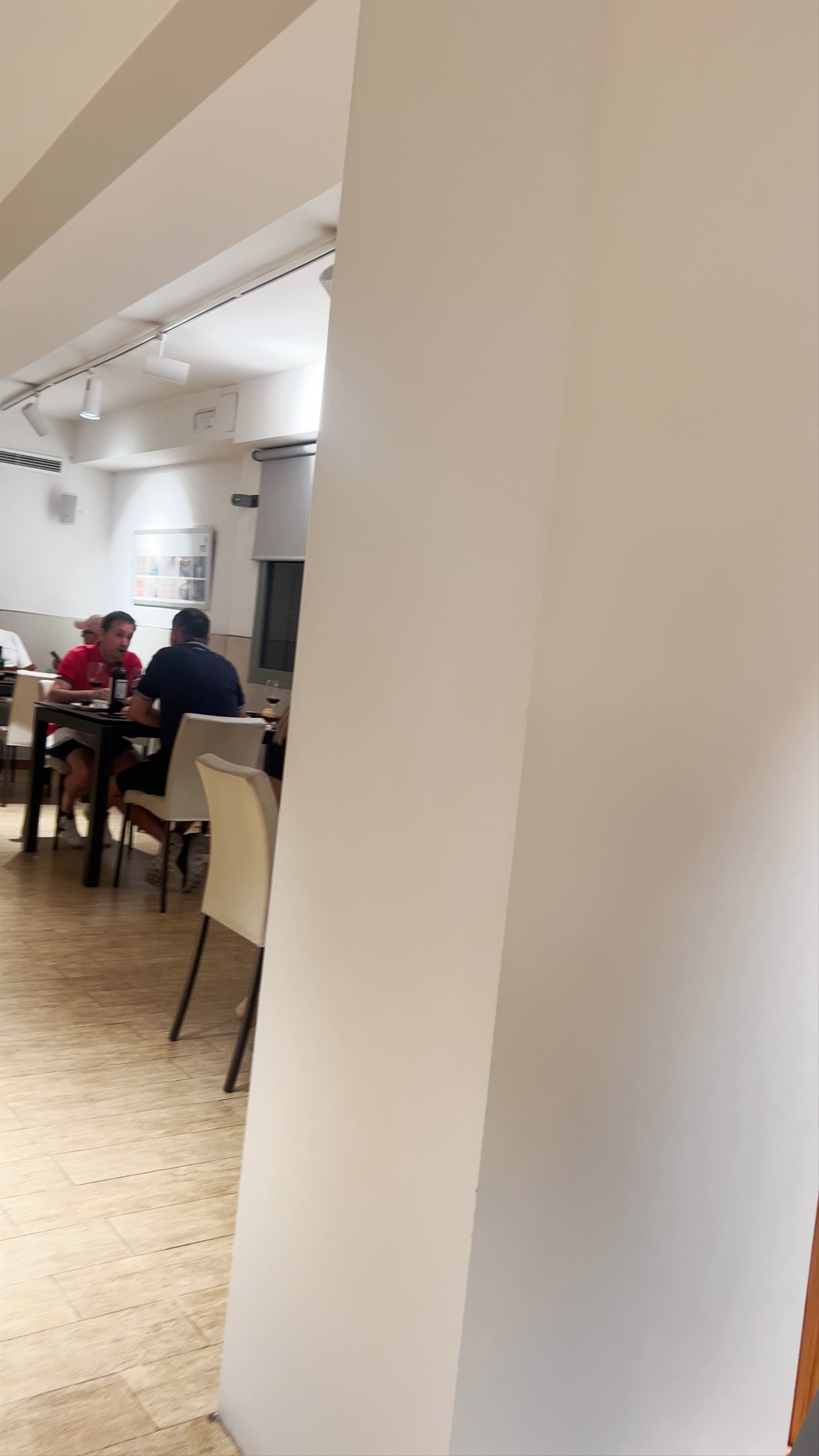 Mt83 Restaurante: Contemporary Dining Experience in Elche