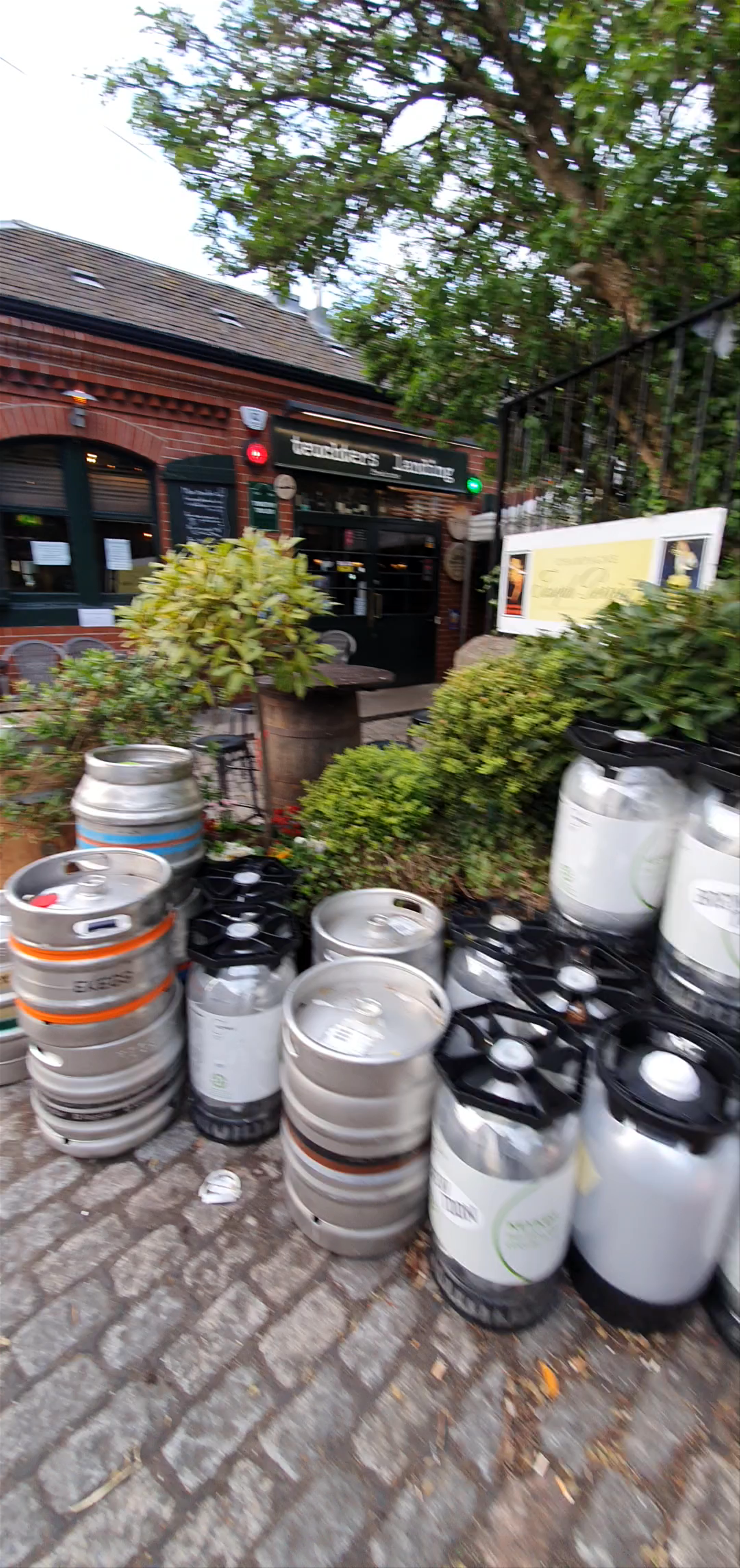 Teuchters Landing: Cozy Pub Vibes in Leith, Edinburgh