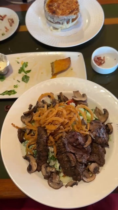 Martin's Tavern - Steak salad and French onion soup - Breakfast & Brunch Near Me - Washington, DC, District of Columbia