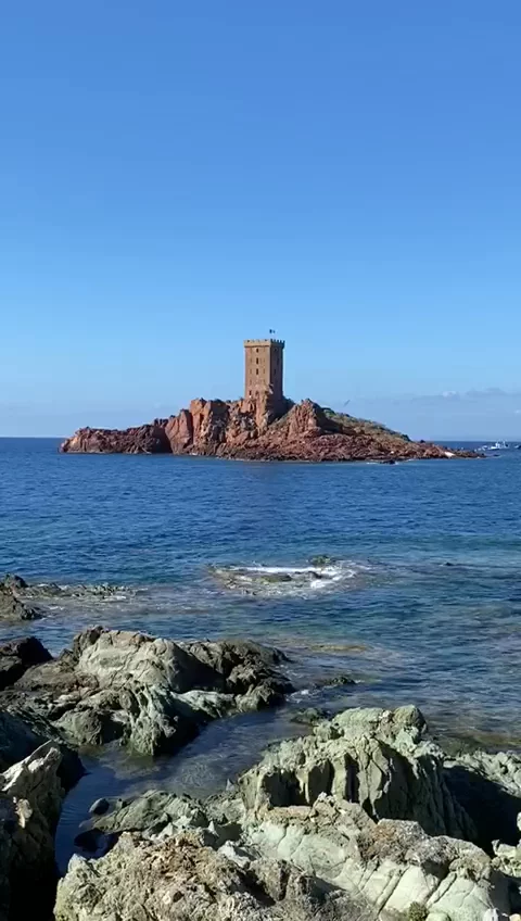 Gold Island, Esterel