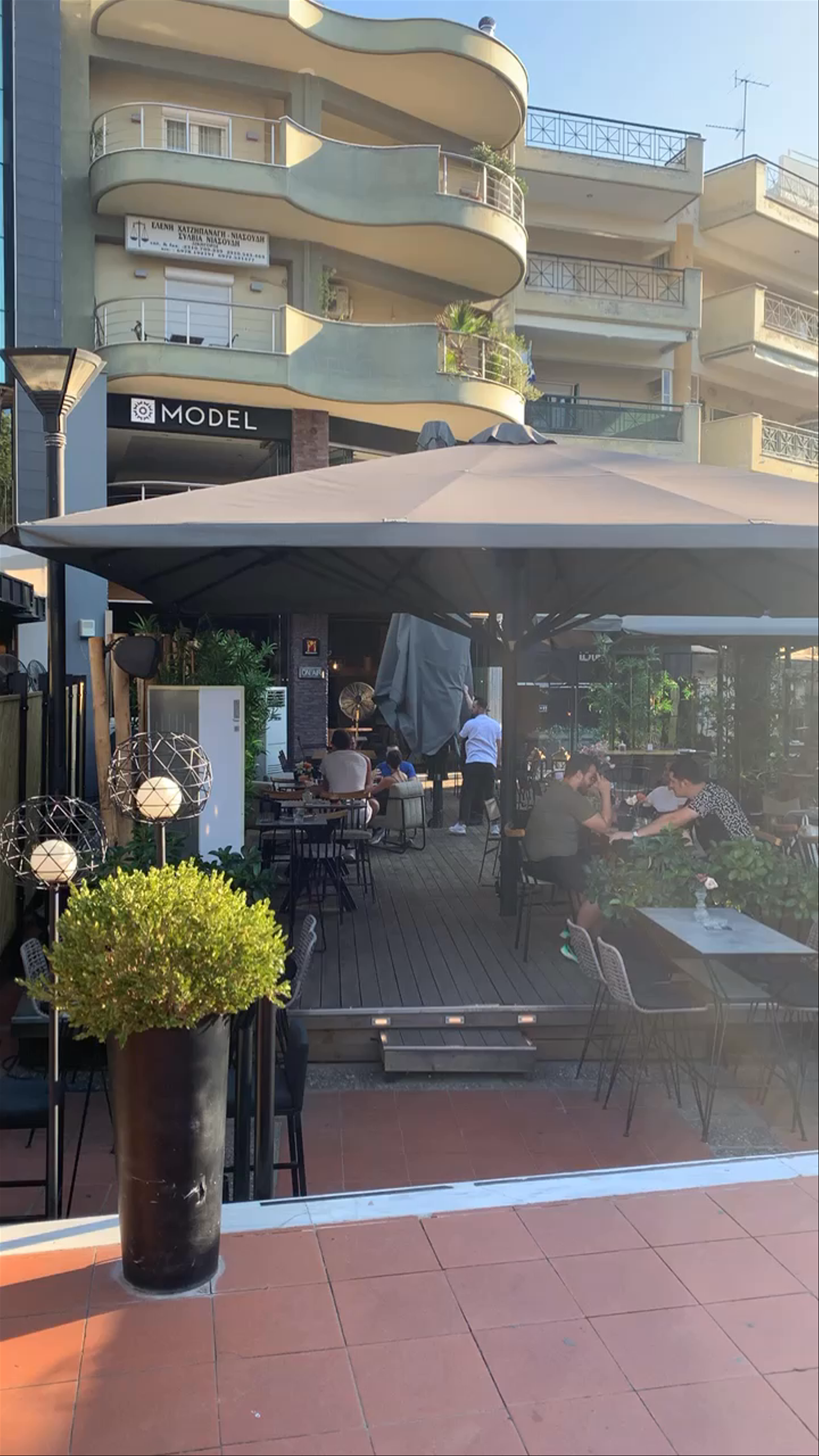 Model Urban Style Bar: Chic Alfresco Evenings in Evosmos