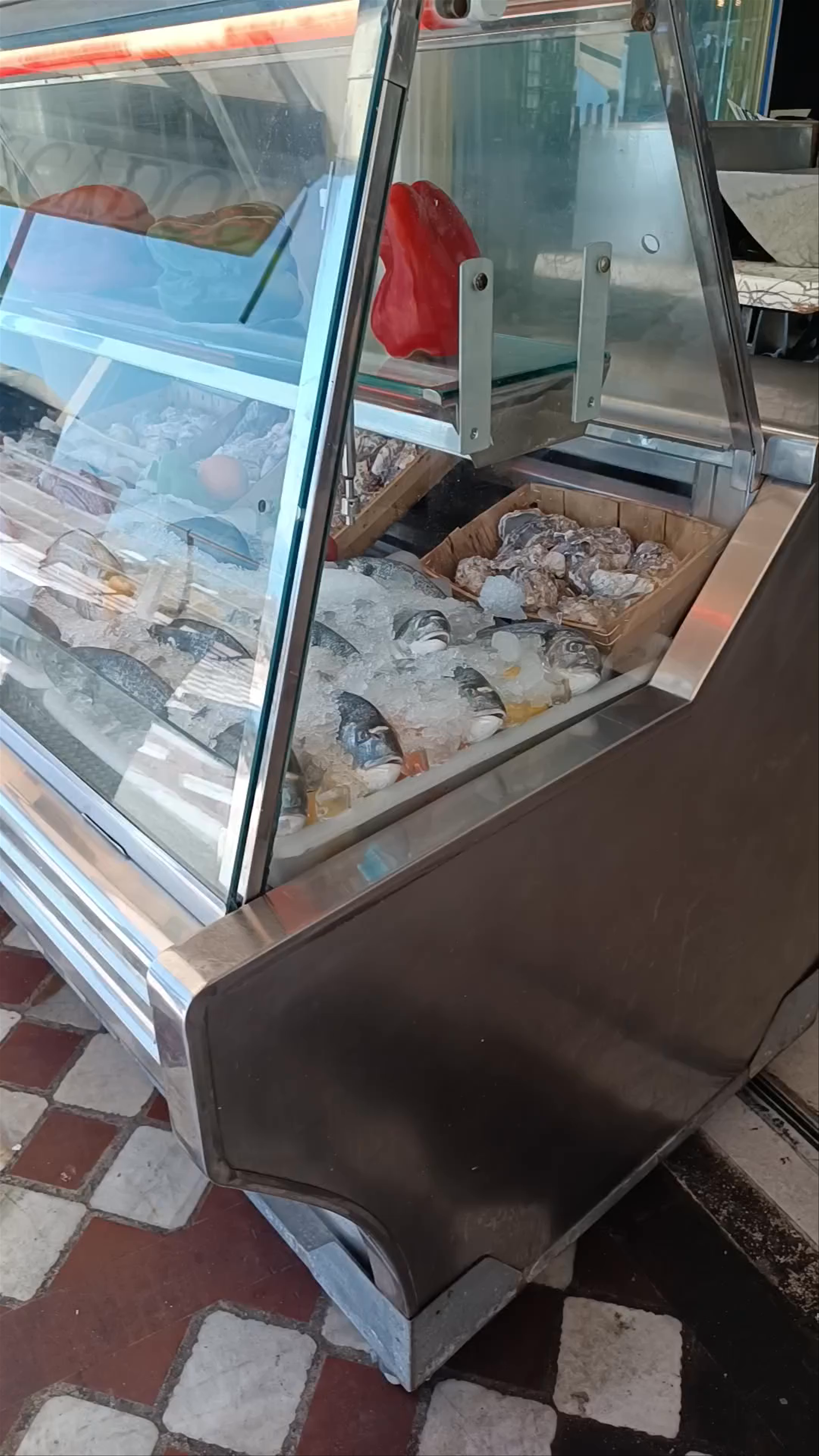 Seafood Freshness by the Shore at Restaurante Asador Mar y Mar in Benalmádena