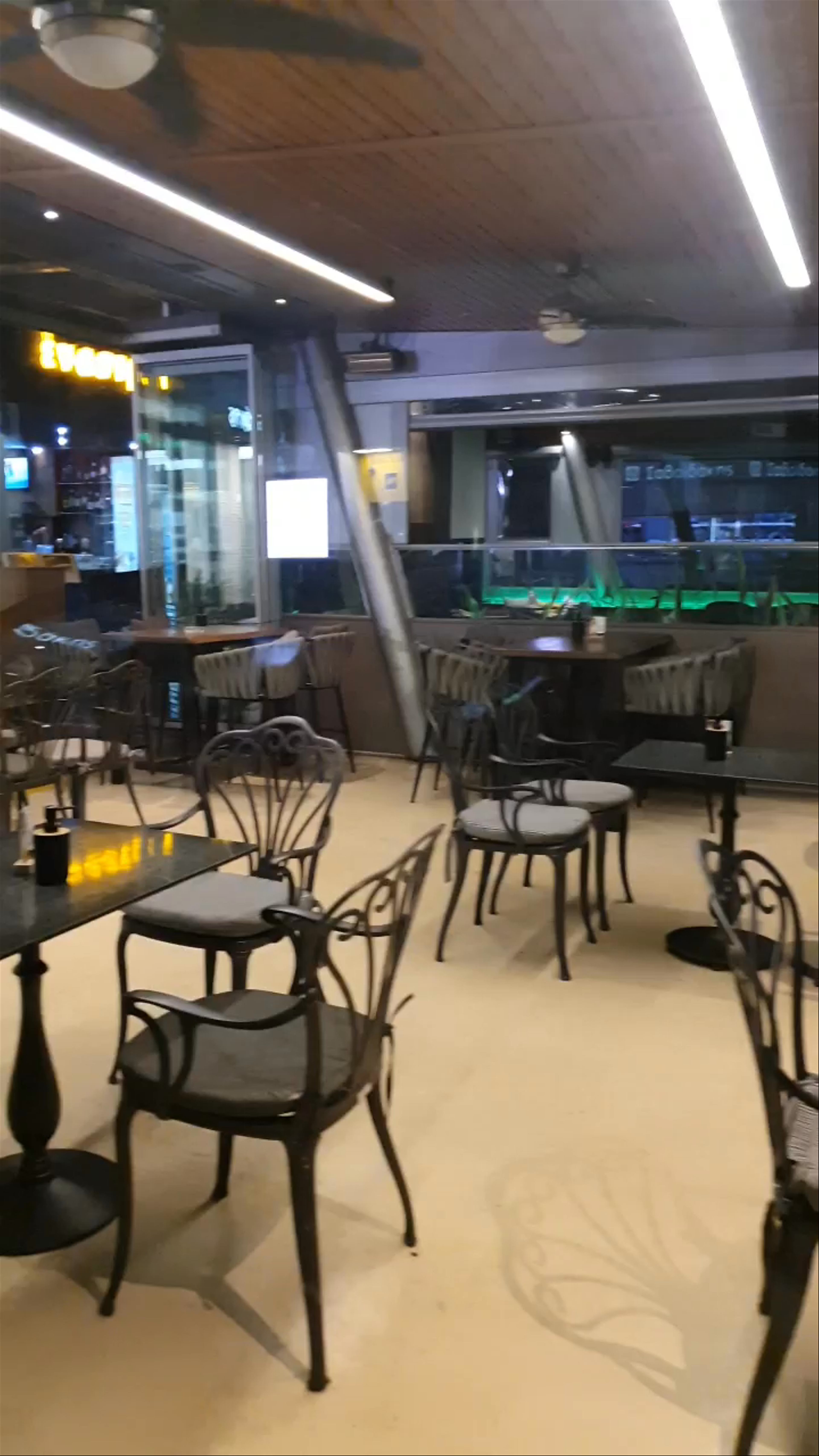 Σαβοϊδάκης Bakery & Patisserie: Cozy Evening in Iraklio, Greece