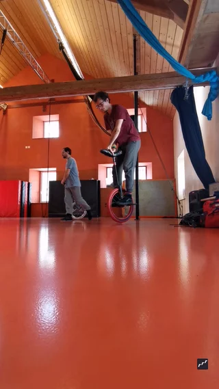 riu set: 180 with hand on the tire