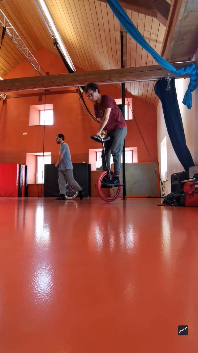 riu set: 180 with hand on the tire