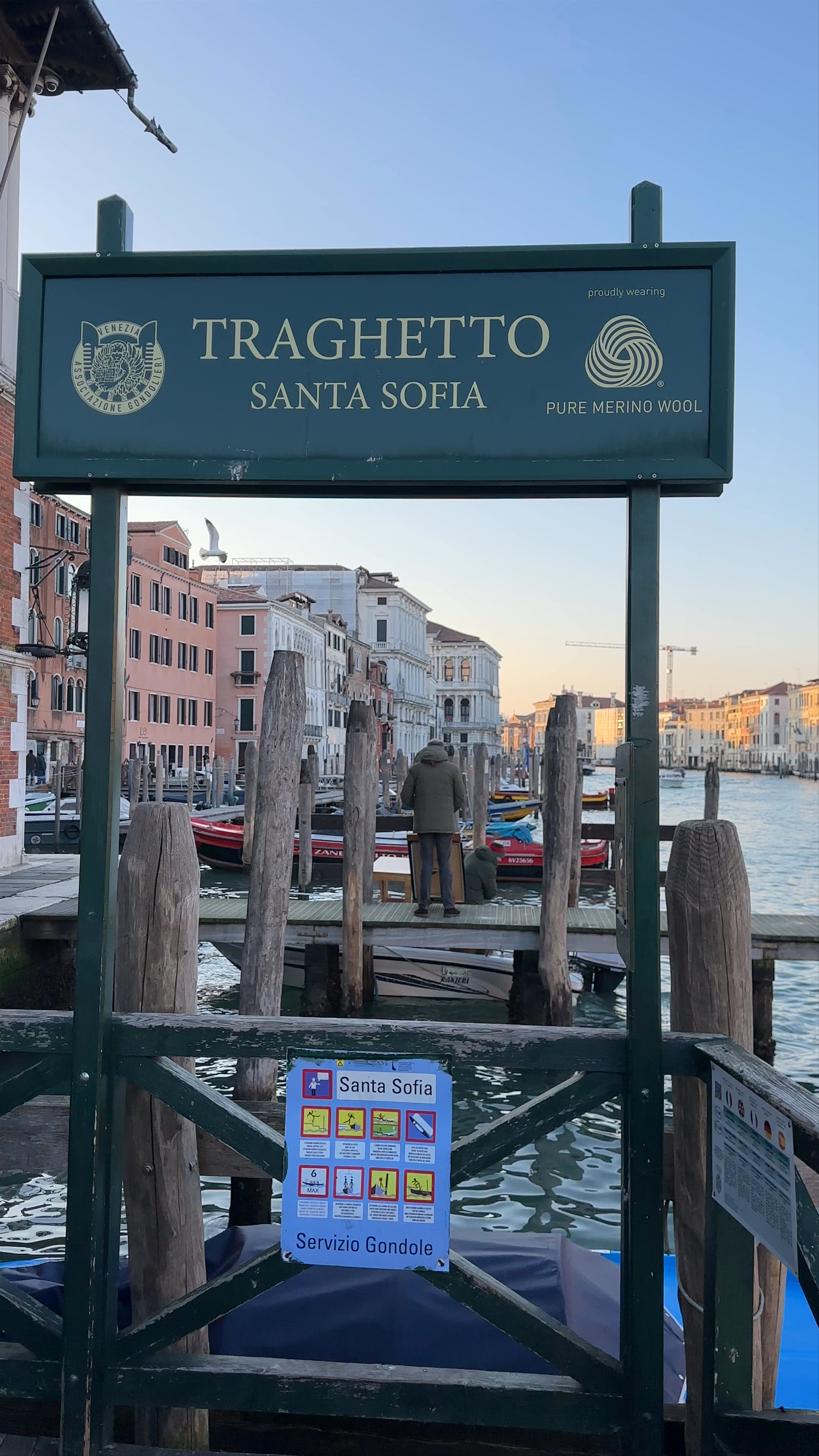 Gondola Traghetto di Santa Sofia: Venice's Timeless Canal Crossing